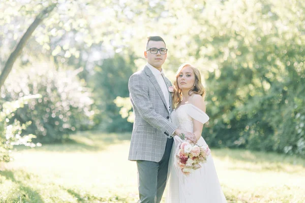 Wedding Couple Park Hugging Kissing Photo Shoot Style Fine Art — Stock Photo, Image