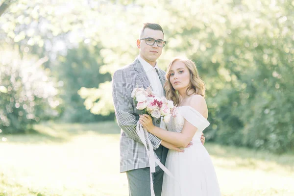 Wedding Couple Park Hugging Kissing Photo Shoot Style Fine Art — Stock Photo, Image