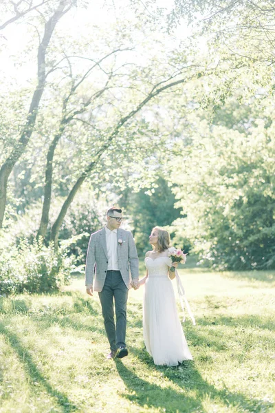 Düğün kaç sarılma ve öpüşme Park içinde. Fotoğraf çekimi güzel sanatlar doğada tarzı.