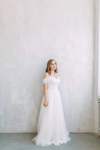 ヨーロッパ スタイルのインテリア スタジオの料金 白いウェディング ドレスを着た花嫁 — ストック写真