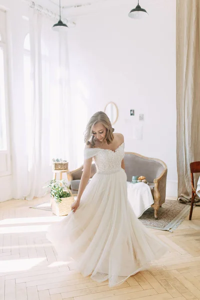 Tarifs Intérieur Studio Dans Style Européen Mariée Dans Une Robe — Photo