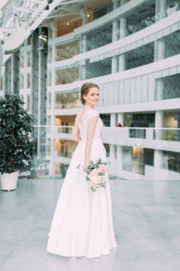 Gelin içinde parlak bir alışveriş merkezidir. Avrupa tarzı güzel sanatlar düğün.