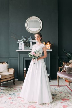 Gelin bir pahalı karanlık Studio içinde yazılımıdır. Avrupa tarzı güzel sanatlar düğün.