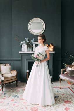 Gelin bir pahalı karanlık Studio içinde yazılımıdır. Avrupa tarzı güzel sanatlar düğün.