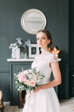 Gelin bir pahalı karanlık Studio içinde yazılımıdır. Avrupa tarzı güzel sanatlar düğün.