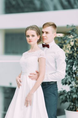 Güzel çift gelin ve damat. Avrupa tarzı güzel sanatlar düğün.