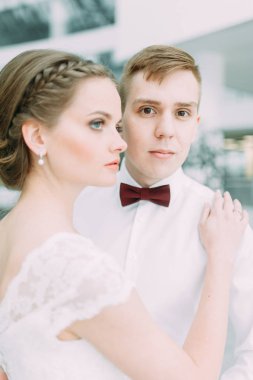 Güzel çift gelin ve damat. Avrupa tarzı güzel sanatlar düğün.