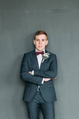 Parlak Studio şık genç damat. Avrupa tarzı güzel sanatlar düğün.