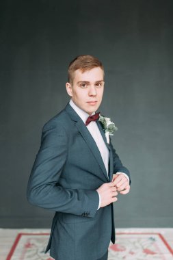 Parlak Studio şık genç damat. Avrupa tarzı güzel sanatlar düğün.