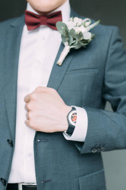 Parlak Studio şık genç damat. Avrupa tarzı güzel sanatlar düğün.