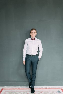 Parlak Studio şık genç damat. Avrupa tarzı güzel sanatlar düğün.