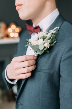 Parlak Studio şık genç damat. Avrupa tarzı güzel sanatlar düğün.