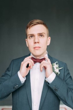 Parlak Studio şık genç damat. Avrupa tarzı güzel sanatlar düğün.