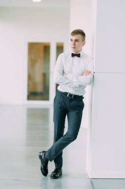 Parlak Studio şık genç damat. Avrupa tarzı güzel sanatlar düğün.