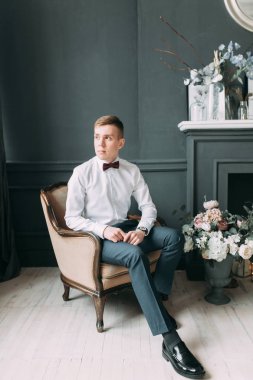 Parlak Studio şık genç damat. Avrupa tarzı güzel sanatlar düğün.