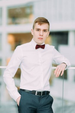 Parlak Studio şık genç damat. Avrupa tarzı güzel sanatlar düğün.