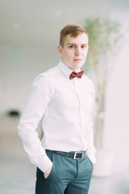 Parlak Studio şık genç damat. Avrupa tarzı güzel sanatlar düğün.