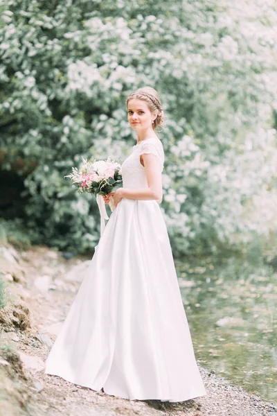 Невеста Парке Белом Платье Букетом Свадьба Европейском Стиле — стоковое фото