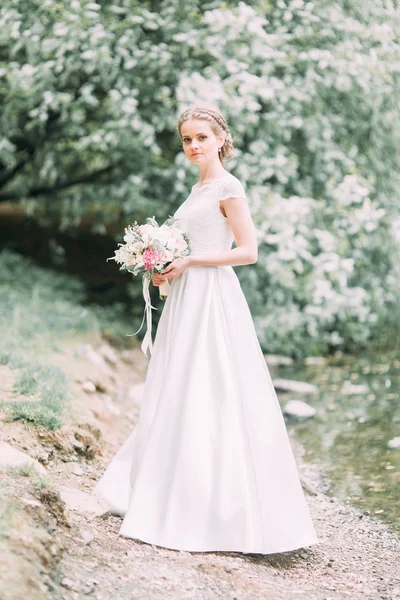 Noiva Parque Vestido Branco Com Buquê Casamento Estilo Europeu Arte — Fotografia de Stock