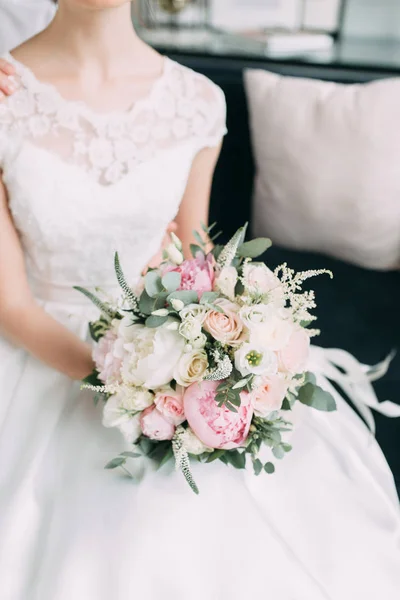 Mariée Dans Studio Blanc Avec Bouquet Mariage Dans Style Européen — Photo