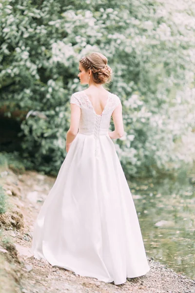 Невеста Парке Белом Платье Букетом Свадьба Европейском Стиле — стоковое фото