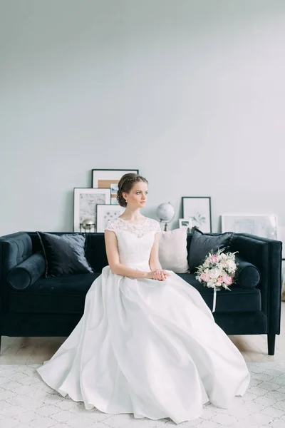Noiva Estúdio Branco Com Buquê Casamento Estilo Europeu Arte Fina — Fotografia de Stock