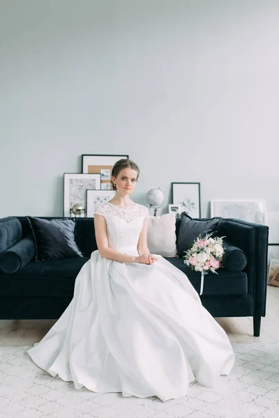 新娘在白色的工作室与花束 欧式美术中的婚礼 — 图库照片