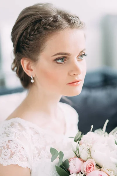 Mariée Dans Studio Blanc Avec Bouquet Mariage Dans Style Européen — Photo