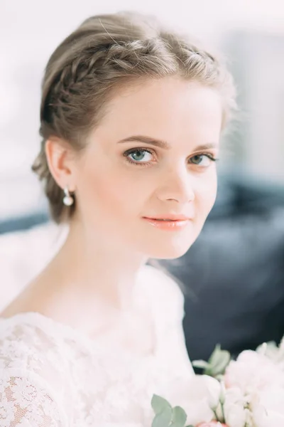 Die Braut Weißen Atelier Mit Einem Strauß Hochzeit Europäischen Stil — Stockfoto