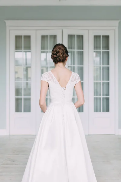 Die Braut Weißen Atelier Mit Einem Strauß Hochzeit Europäischen Stil — Stockfoto