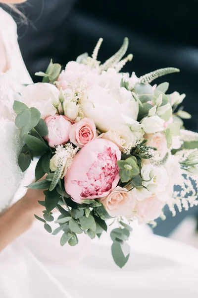 Mariée Dans Studio Blanc Avec Bouquet Mariage Dans Style Européen — Photo