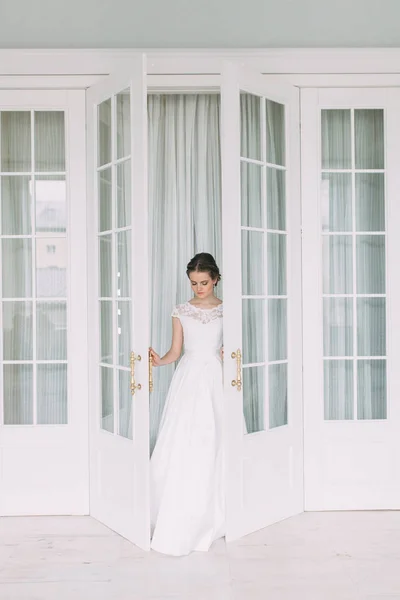 Noiva Estúdio Branco Com Buquê Casamento Estilo Europeu Arte Fina — Fotografia de Stock