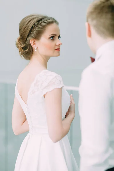 Die Braut Steht Einem Hellen Einkaufszentrum Hochzeit Europäischen Stil Der — Stockfoto