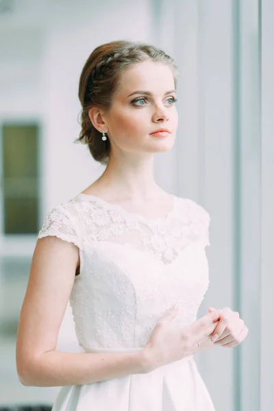 Die Braut Steht Einem Hellen Einkaufszentrum Hochzeit Europäischen Stil Der — Stockfoto