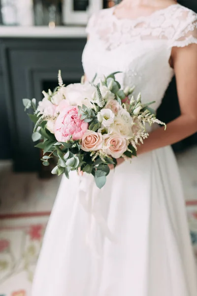 Die Braut Befindet Sich Einer Teuren Dunklen Studio Suite Hochzeit — Stockfoto