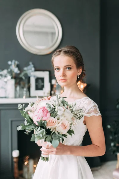 Die Braut Befindet Sich Einer Teuren Dunklen Studio Suite Hochzeit — Stockfoto