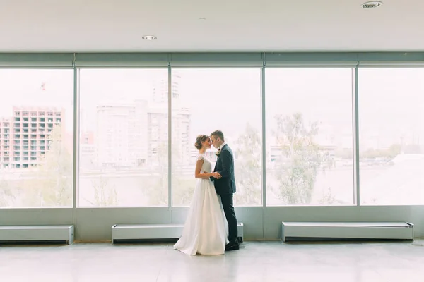 Casal Bonito Noiva Noivo Casamento Estilo Europeu Arte Fina — Fotografia de Stock