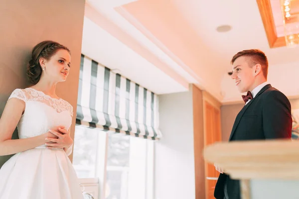 Belo Jovem Casal Café Com Bolo Casamento Estilo Europeu Arte — Fotografia de Stock