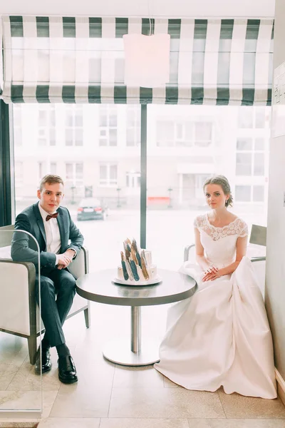 ケーキとカフェで美しい若いカップル ヨーロッパ スタイルの美術での結婚式 — ストック写真