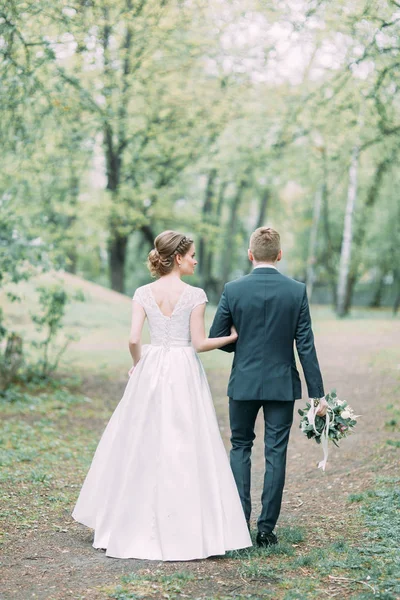 大気中の森林の美しい若いカップル ヨーロッパ スタイルの美術での結婚式 — ストック写真