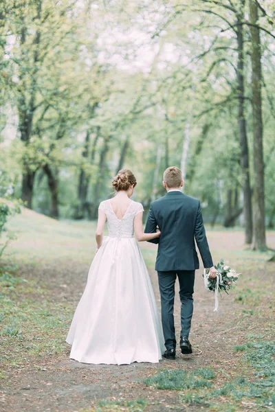 大気中の森林の美しい若いカップル ヨーロッパ スタイルの美術での結婚式 — ストック写真