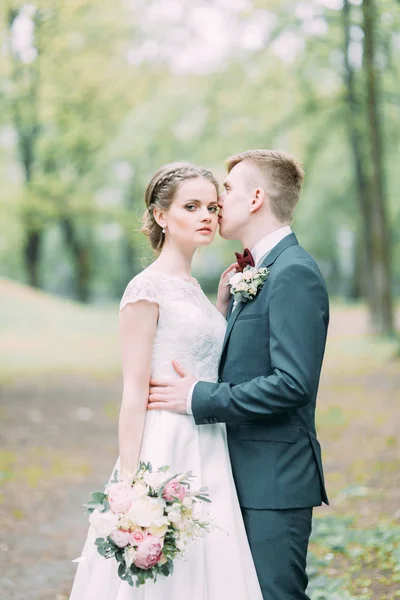 Beautiful Young Couple Atmospheric Forest Wedding European Style Fine Art — Stock Photo, Image