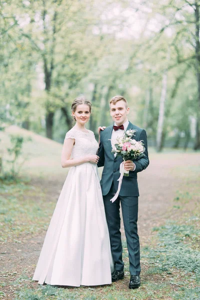 大気中の森林の美しい若いカップル ヨーロッパ スタイルの美術での結婚式 — ストック写真