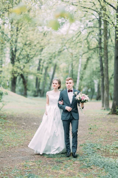 Bella Giovane Coppia Nella Foresta Atmosferica Matrimonio Nello Stile Europeo — Foto Stock
