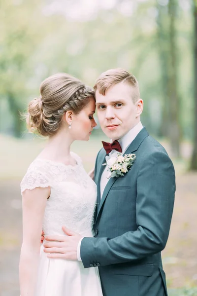 Pasangan Muda Yang Cantik Hutan Atmosfer Pernikahan Dalam Gaya Eropa — Stok Foto