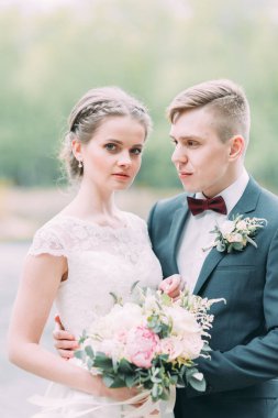 Güzel genç çift atmosferik ormanın içinde. Avrupa tarzı güzel sanatlar düğün.