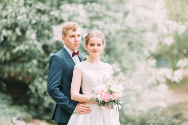 Güzel genç çift atmosferik ormanın içinde. Avrupa tarzı güzel sanatlar düğün.