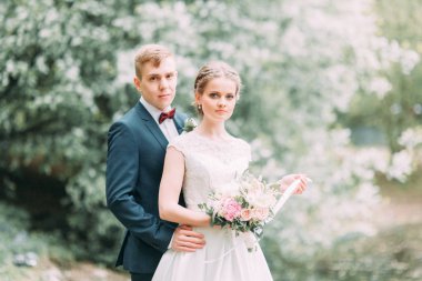 Güzel genç çift atmosferik ormanın içinde. Avrupa tarzı güzel sanatlar düğün.