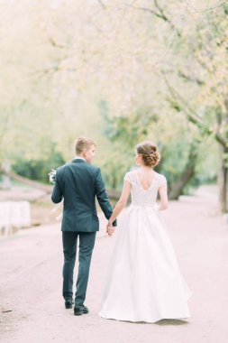 Güzel genç çift atmosferik ormanın içinde. Avrupa tarzı güzel sanatlar düğün.