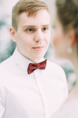 Güzel genç çift atmosferik ormanın içinde. Avrupa tarzı güzel sanatlar düğün.